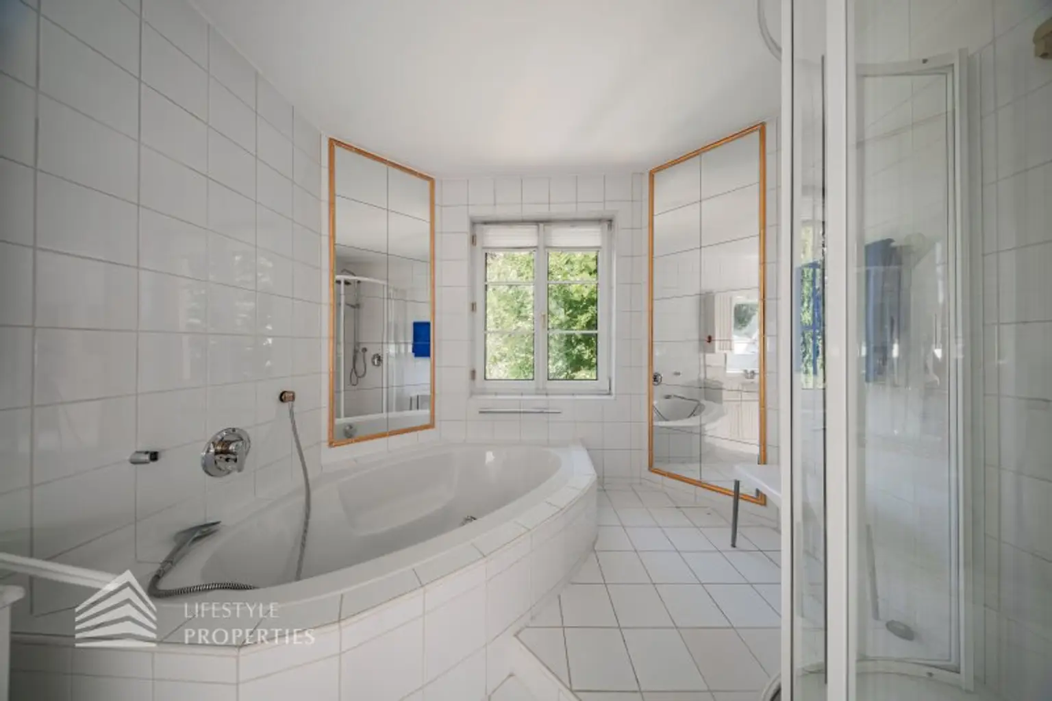 Beeindruckende Villa mit gepflegten Garten und Pool