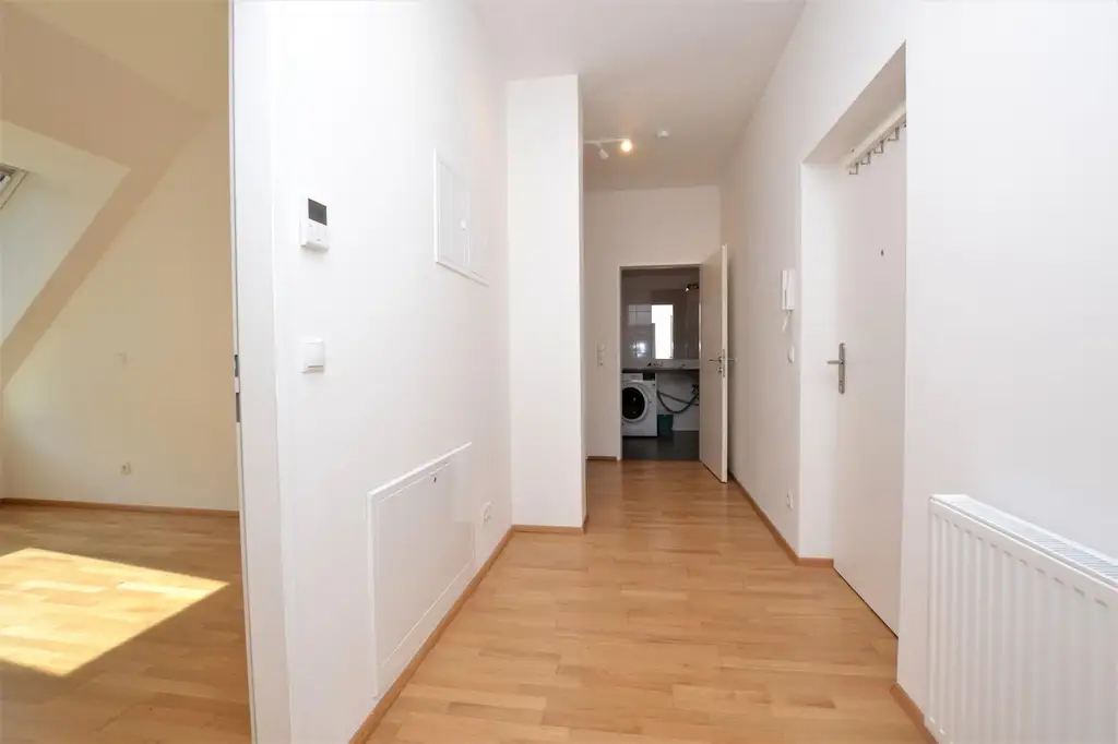 Helle Dachgeschosswohnung mit Charme und viel Freifläche