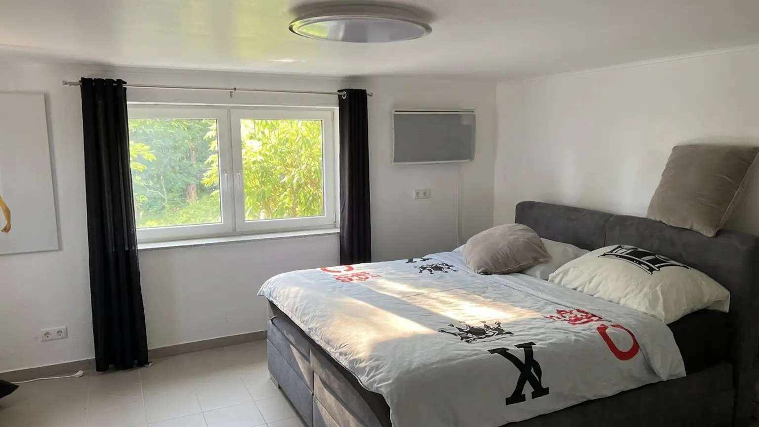 Schlafzimmer (KI aufgeräumt)