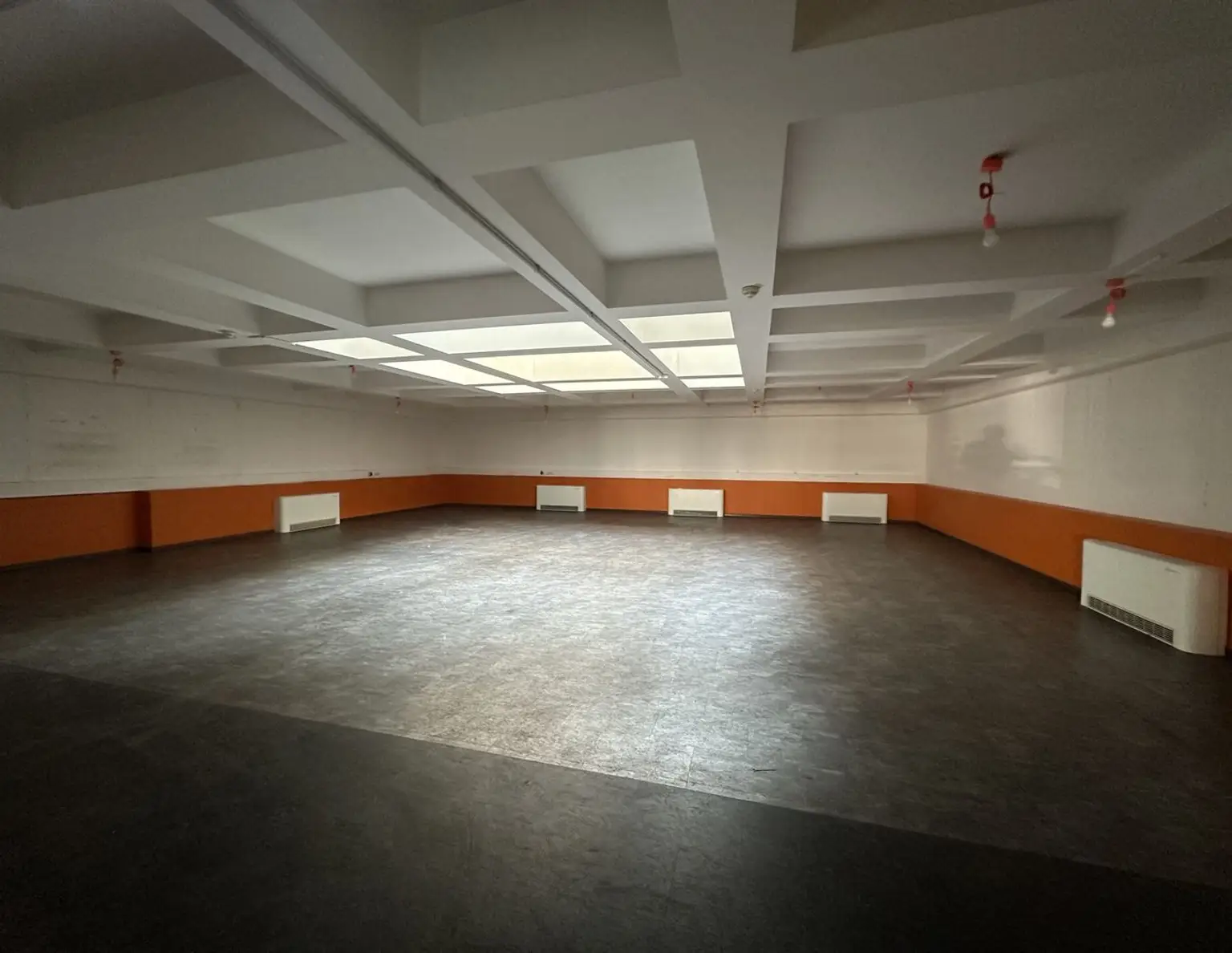 Geschäftsfläche mit offenem Grundriss in 1090 Wien zu mieten