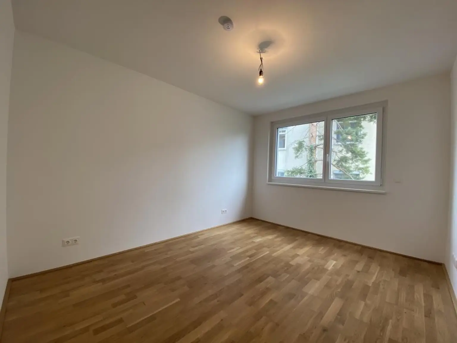 Traumwohnung mit super-großem, überdachten SÜD-Balkon!