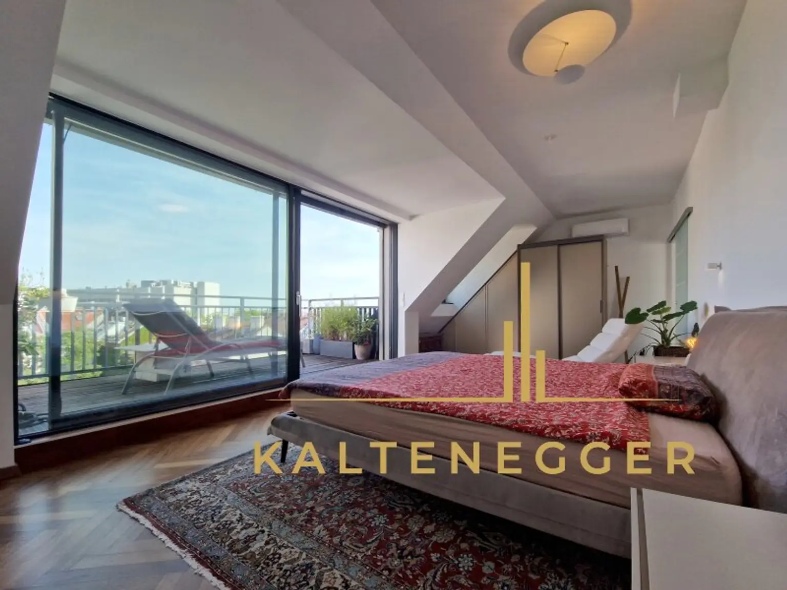 Schlafzimmer mit Ausgang auf die Terrasse ca. 27,20 m²