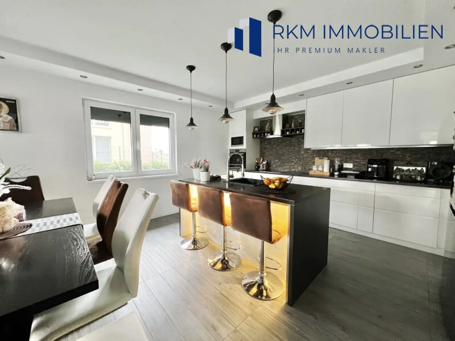 Luxuriöses Einfamilienhaus in Gerasdorf: 6 Zimmer, 207m², Terrasse & Balkone!
