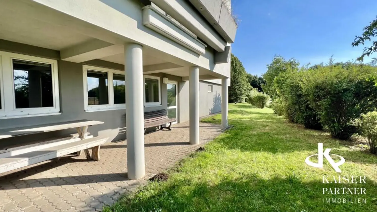 HELLE 3-ZIMMERWOHNUNG MIT LOGGIA IN GRÜNOASE!