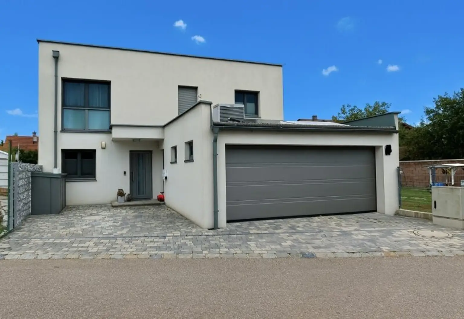 Modern Living in Enzersfeld – stilvolles Einfamilienhaus mit Garten & Pool