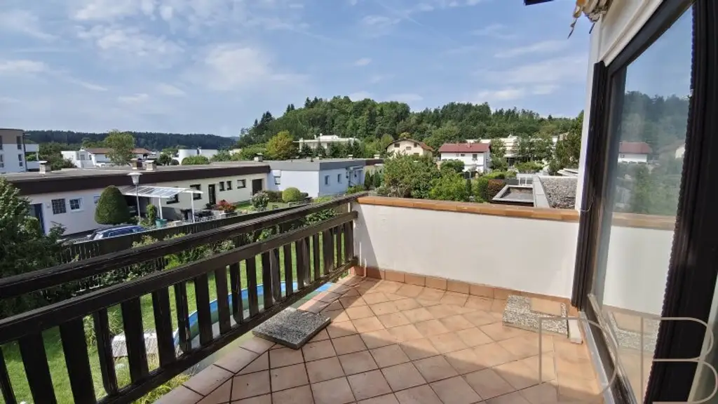 DB IMMOBILIEN | Sanierungsbedürftige 4-Zimmer-Wohnung mit südseitiger Terrasse und traumhaften Ausblick!