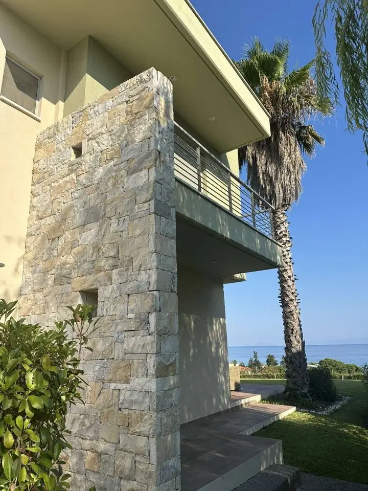 Pefkochori – Stilvolle Maisonette auf großem Grundstück nur wenige Schritte vom Strand