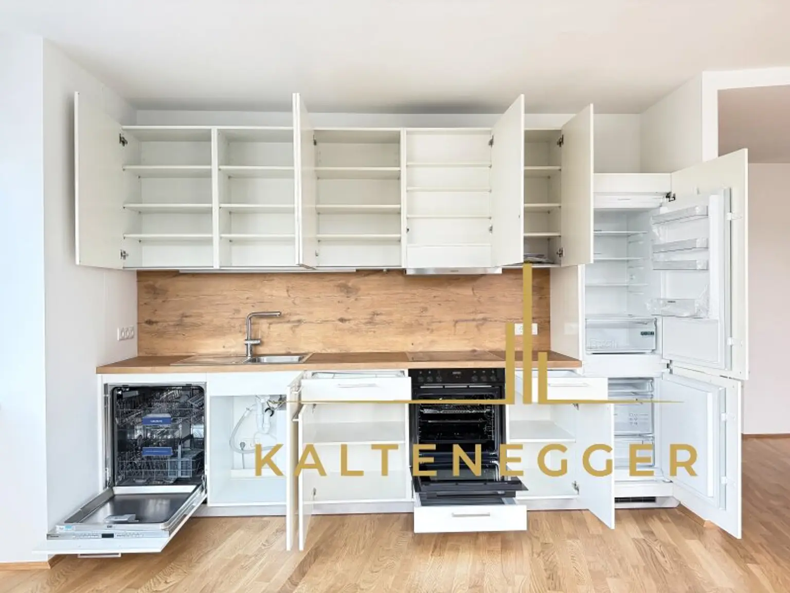 Erstbezug nach Sanierung ++ Außergewöhnliche 3-Zimmer Wohnung ++ mit großer Fensterfront und offenem Grundriss