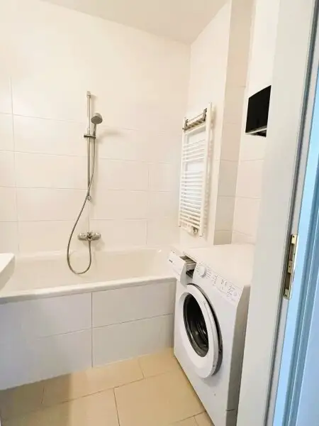 WOHNJUWEL: Elegante, modernisierte 2-Zimmer-Altbauwohnung in bester Lage ab sofort zu kaufen!