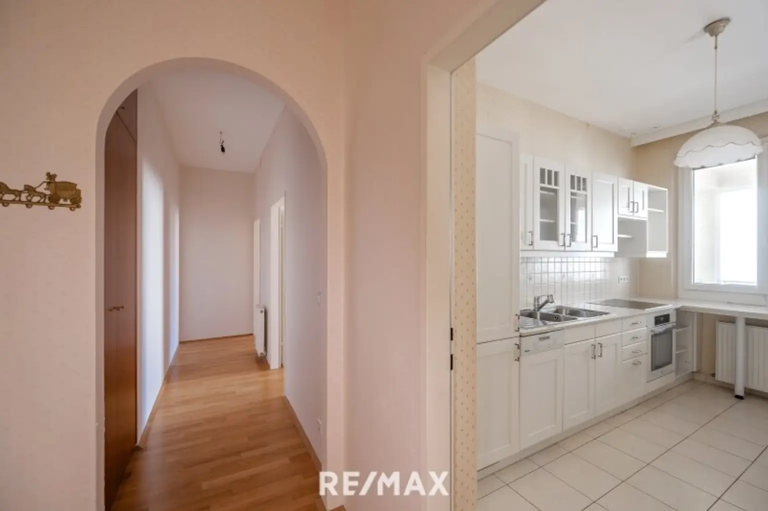 Vorraum | Blick in die Küche