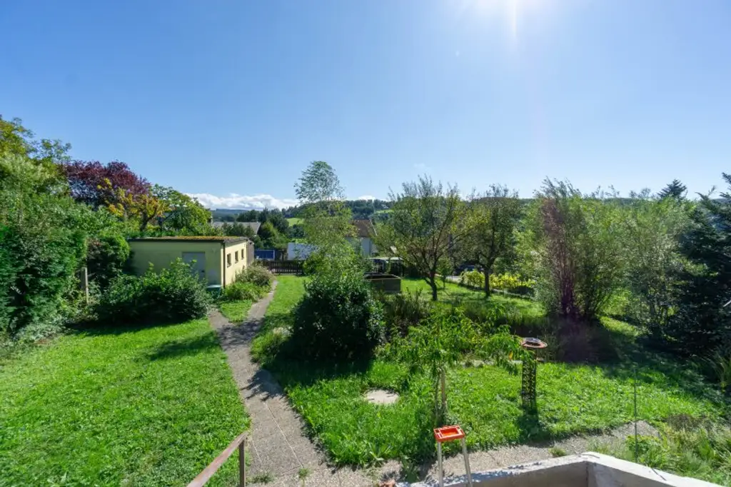 Sonnig wohnen, naturverbunden leben: Traumgarten, Schwimmteich, PV-Anlage