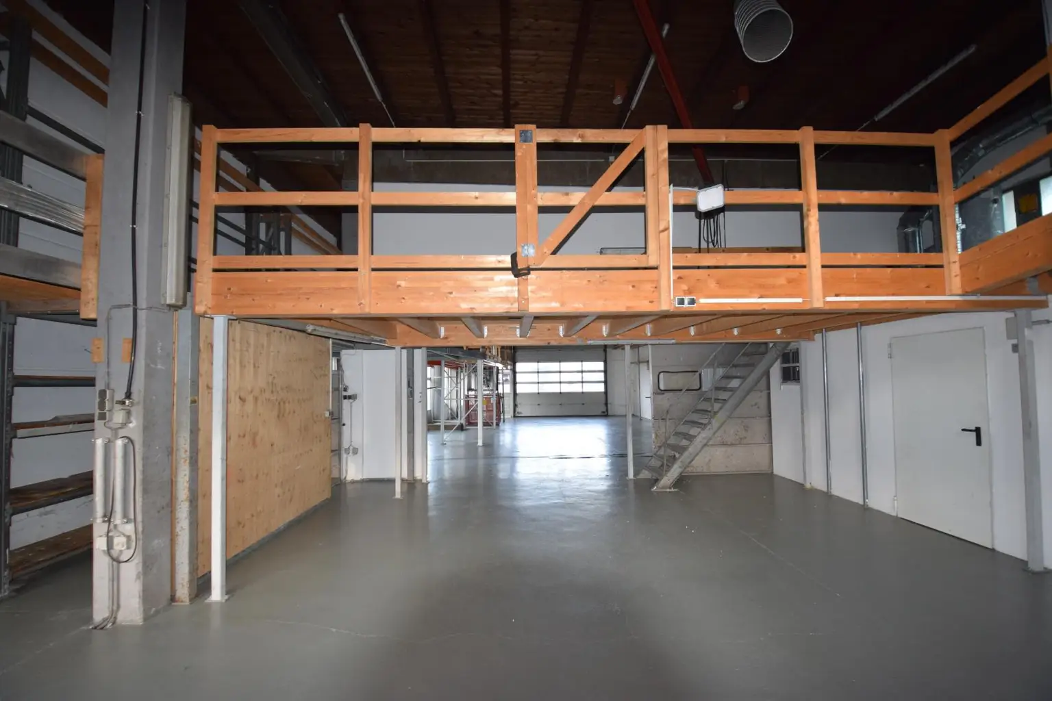 Halle mit Aufgang zur Galerie
