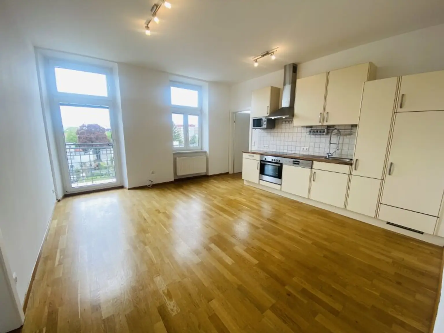 Sonnige 4-Zimmer Wohnung + Südbalkon..beste Wohnlage!