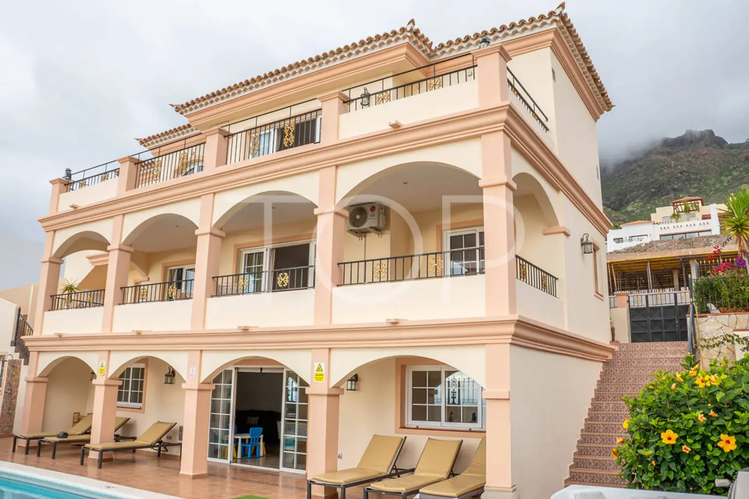 Elegante Villa mit fünf Schlafzimmern und Panoramablick auf den Ozean in Roque del Conde, Costa Adeje