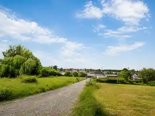 Blick_auf_die_Siedlung_auf_dem_gegenueberliegenden_Hang