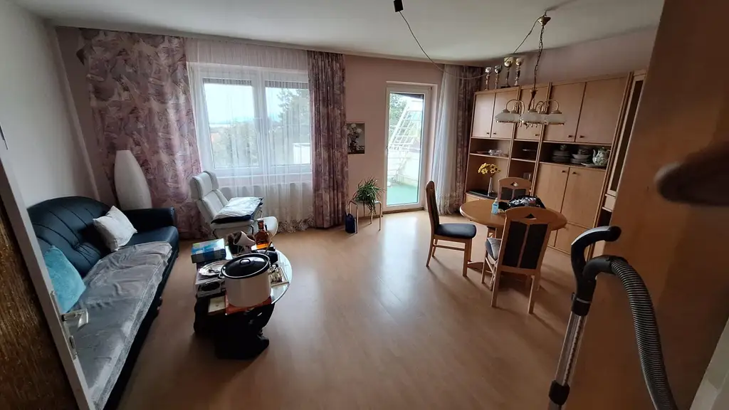 Großes Baugrundstück mit Althausbestand und schönem Waldanteil in Leobendorf.  Für Bauträger/2 Wohneinheiten möglich.