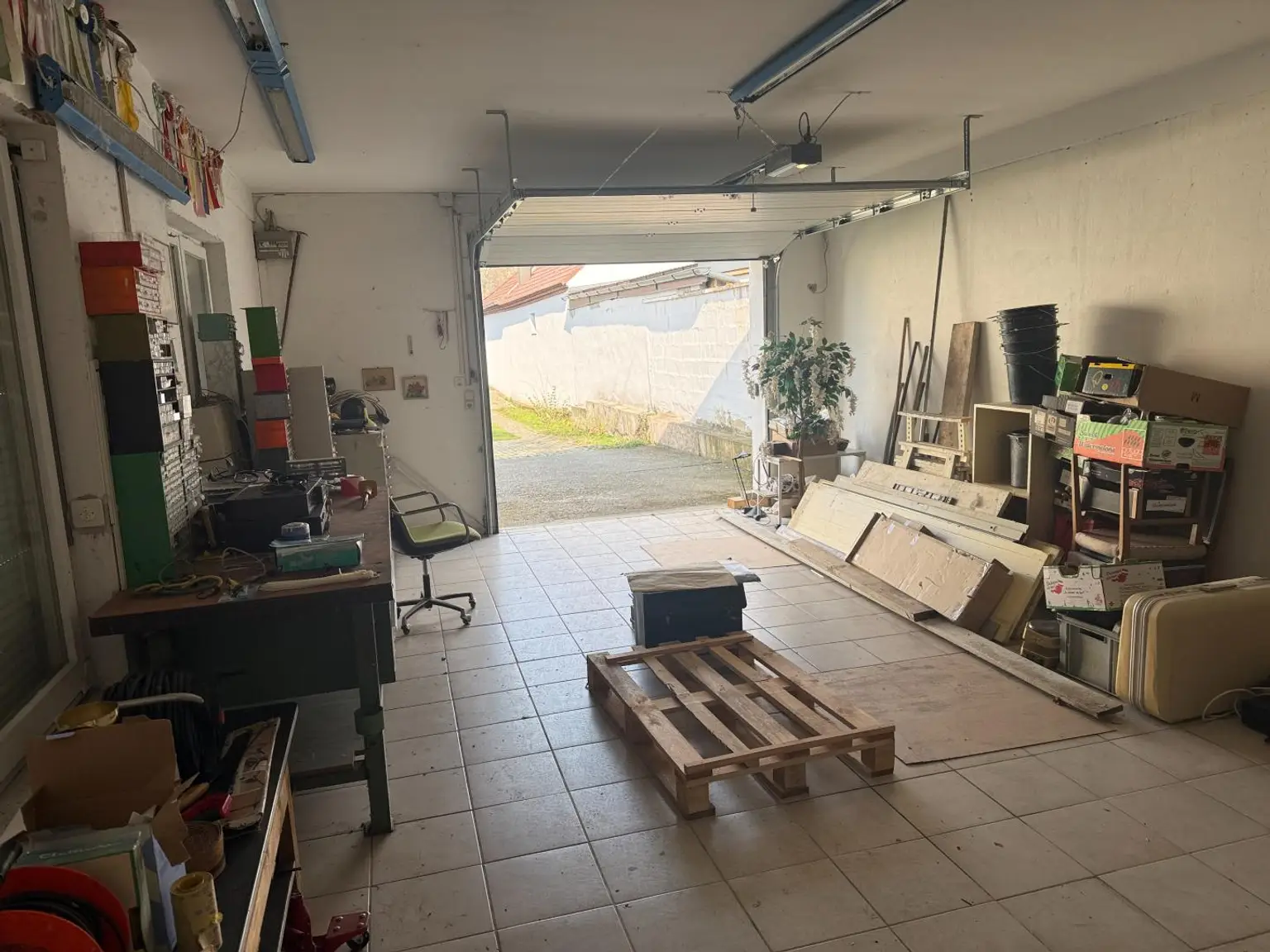 Nebengebäude mit Sektionaltor