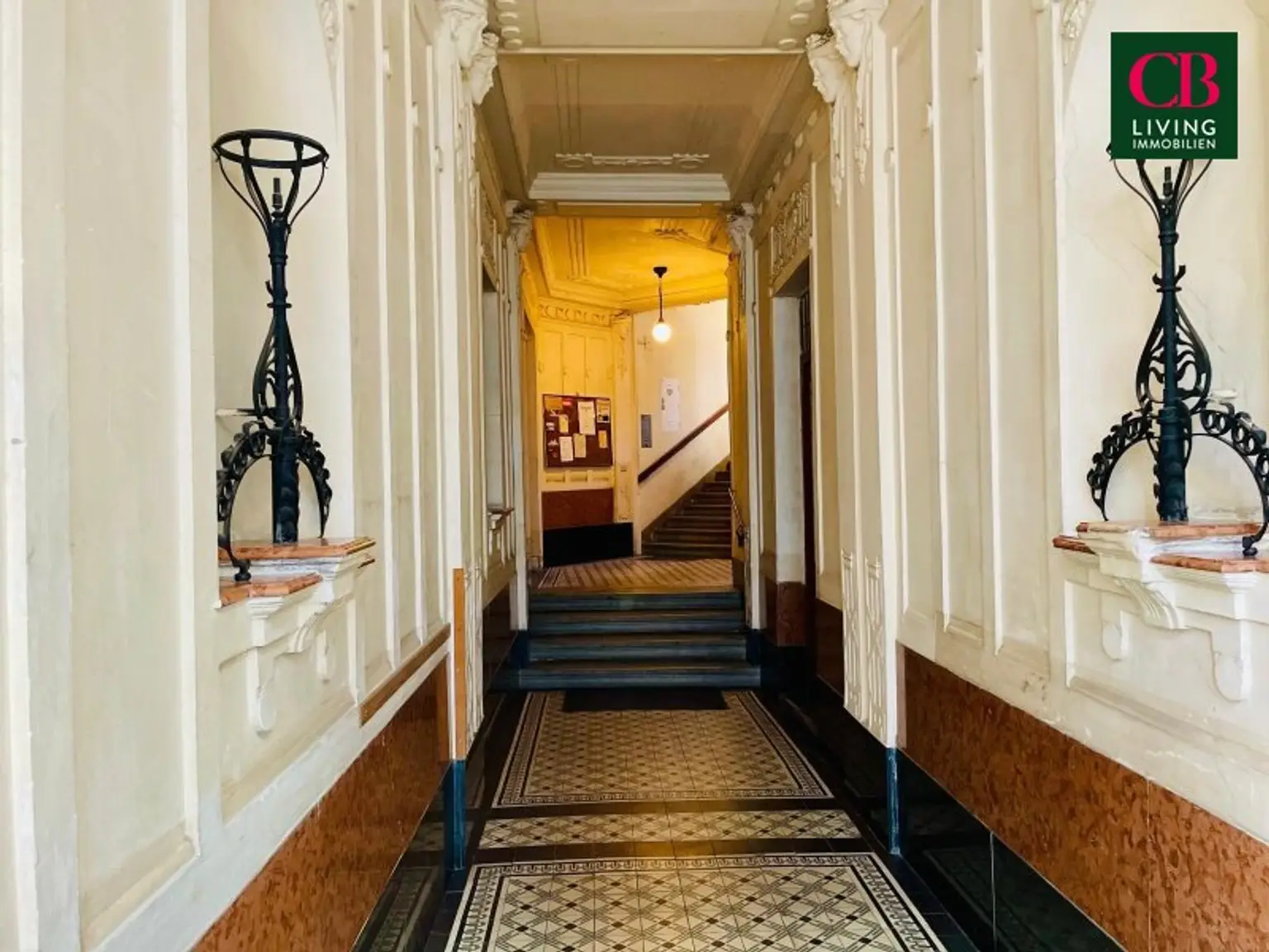 SANIERUNGSBEDÜRFTIGE WOHNUNG IM REPRÄSENTATIVEN JAHRHUNDERTWENDEHAUS