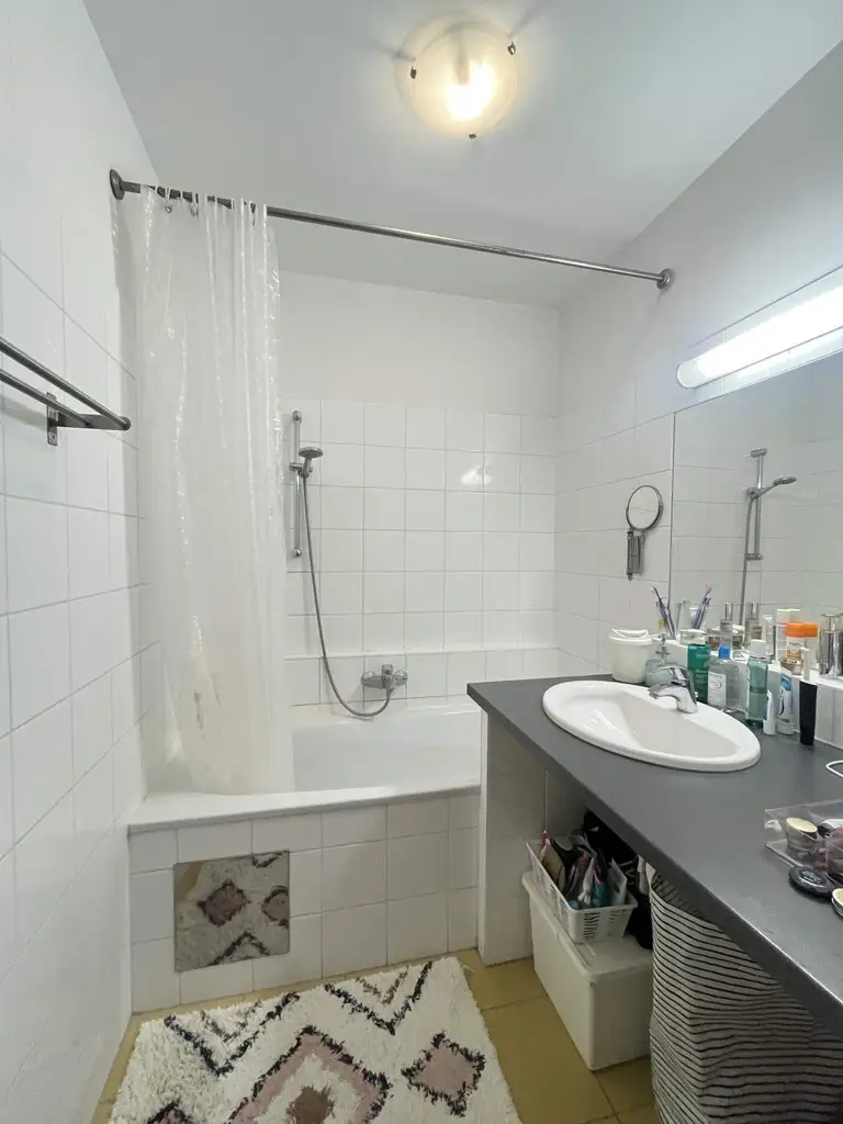 Balkonwohnung mit 2 Zimmern und Blick in den Innenhof - 
nähe Schnellbahn-Station Rennweg!