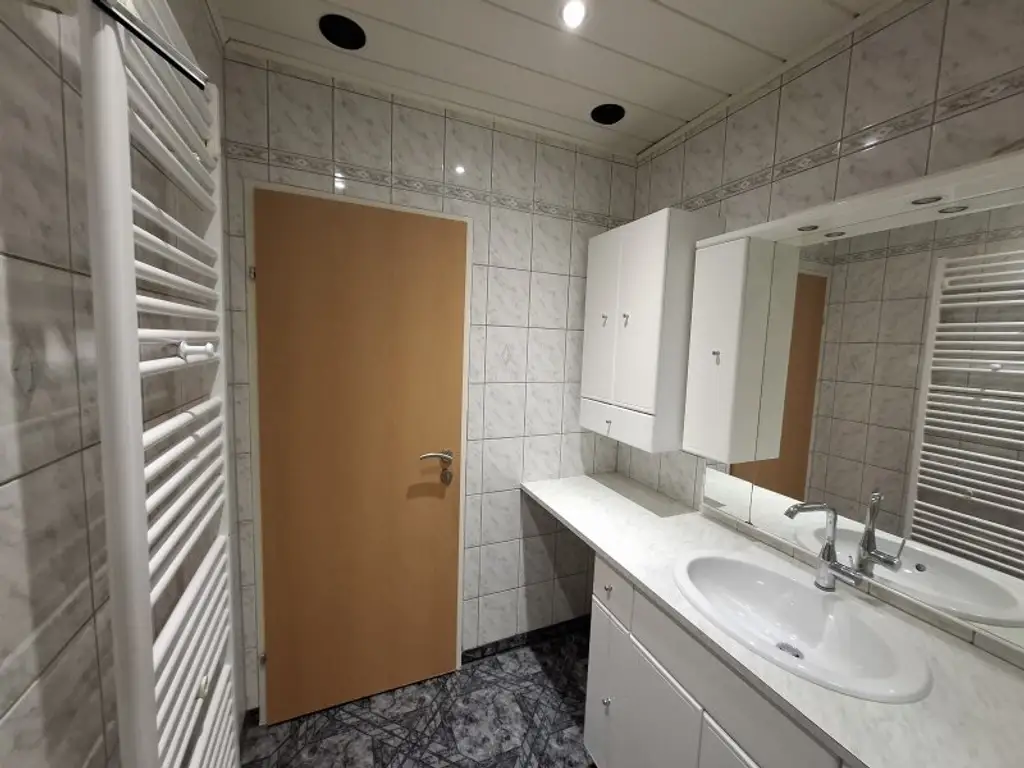 GEMÜTLICHE und HELLE  4 Zimmer-WOHNUNG - LOGGIA -LIFT