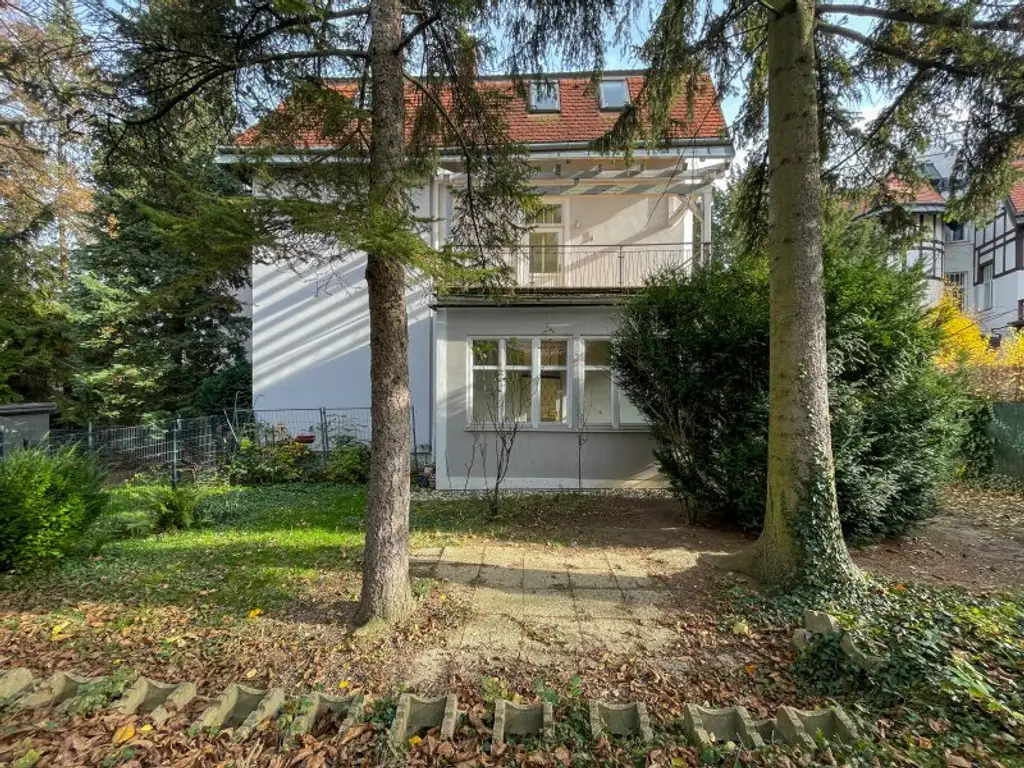 NÄHE LAINZER TIERGARTEN: Charmante 3-Zimmer-Gartenwohnung mit 218m² privater Grünfläche