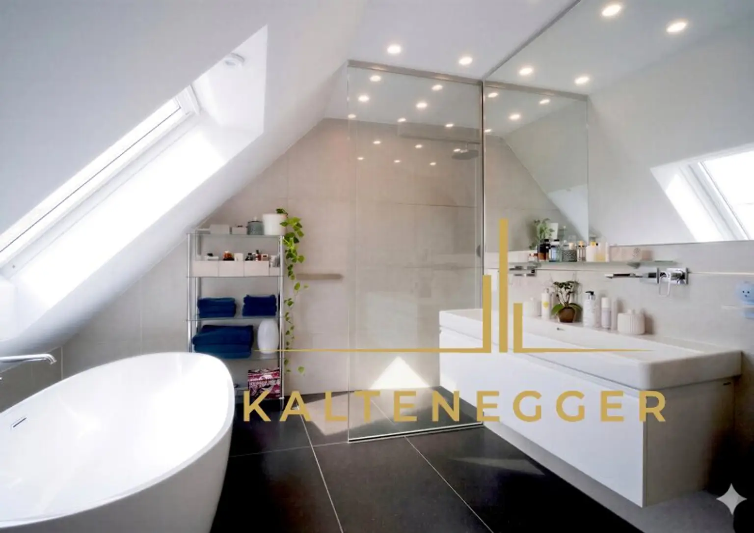 Badezimmer + WC, nur vom Schlafzimmer aus begehbar, ca. 12,50 m²