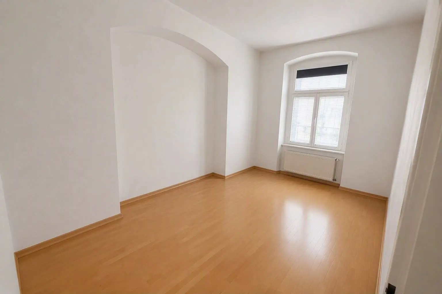 Schöne Wohnung mit 4 Zimmer + großer Terrasse!