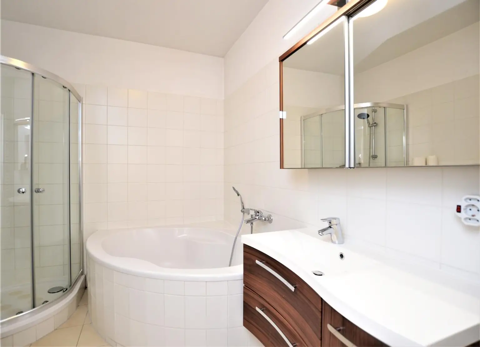 Moderner Wohntraum mit Loggia, Balkon und KFZ-Abstellplatz
