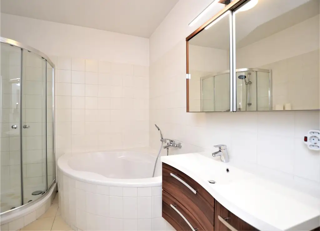 Moderner Wohntraum mit Loggia, Balkon und KFZ-Abstellplatz