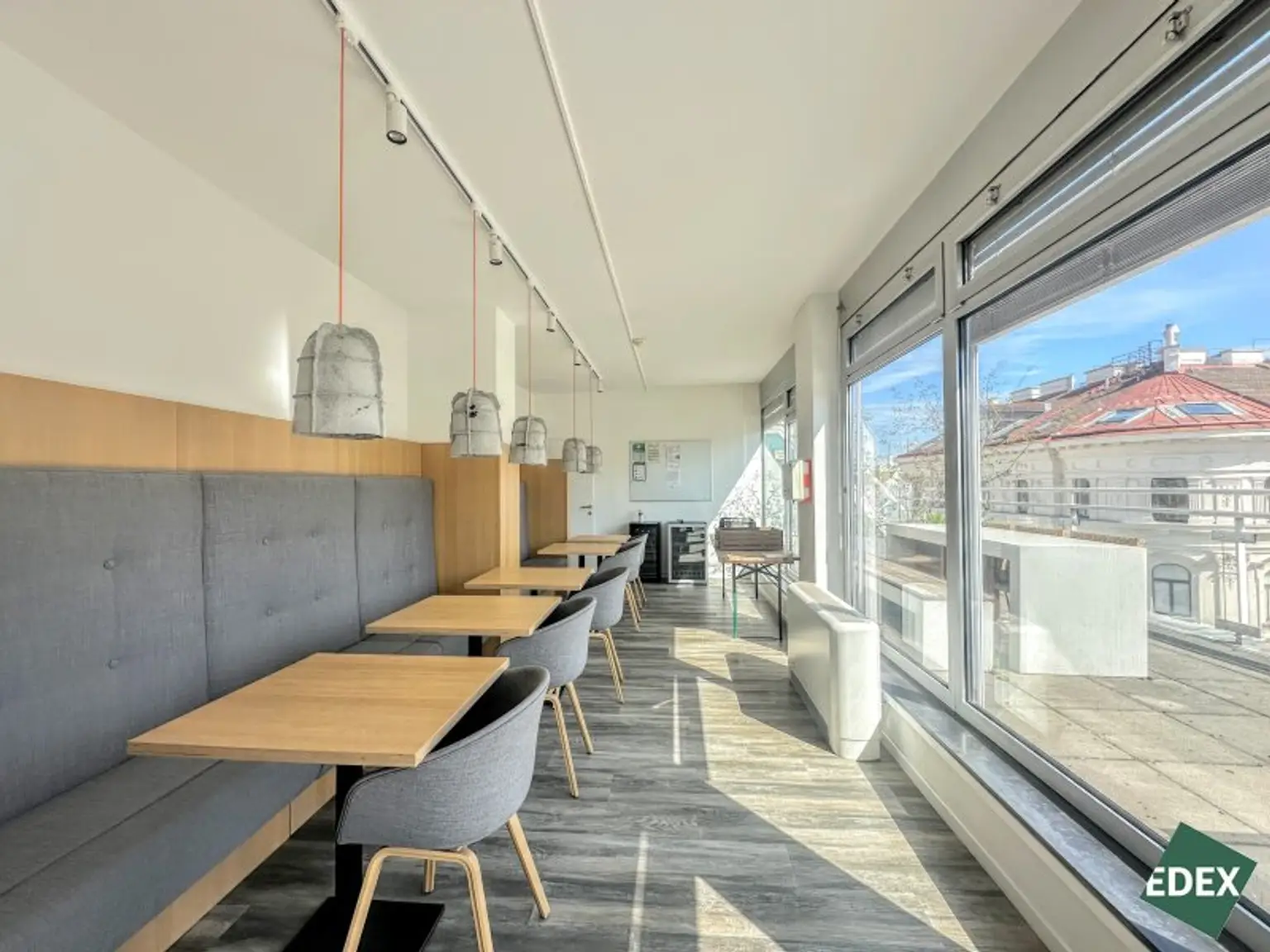 Attraktives Dachgeschoßbüro mit Terrassen im exklusiven Botschaftsviertel nahe Karlsplatz