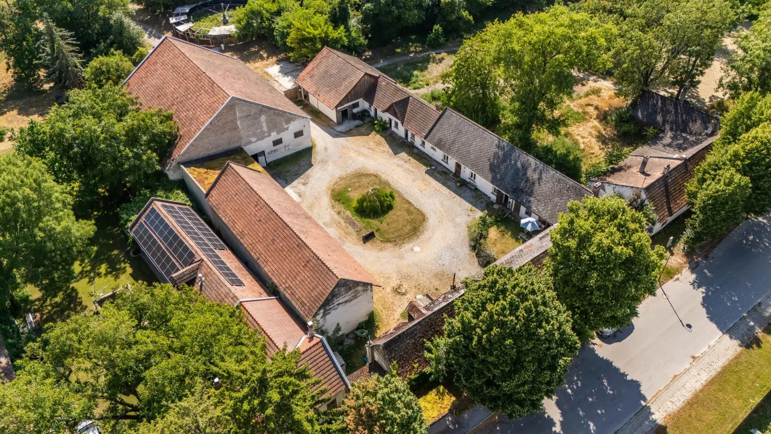 "Großzügiges Grundstück mit Pferdehof und sanierungsbedürftigem Haus – nur Minuten von Wien entfernt"