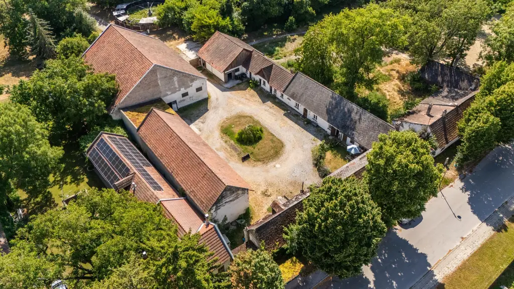 "Großzügiges Grundstück mit Pferdehof und sanierungsbedürftigem Haus – nur Minuten von Wien entfernt"