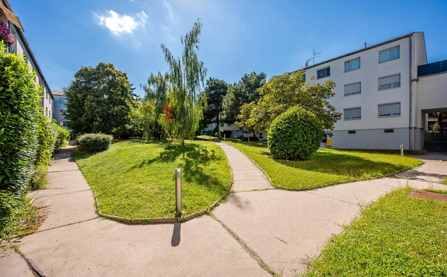 Wohnen im Grünen mit Stadtanschluss: 4 Zimmer | Loggia | PKW-Stellplatz