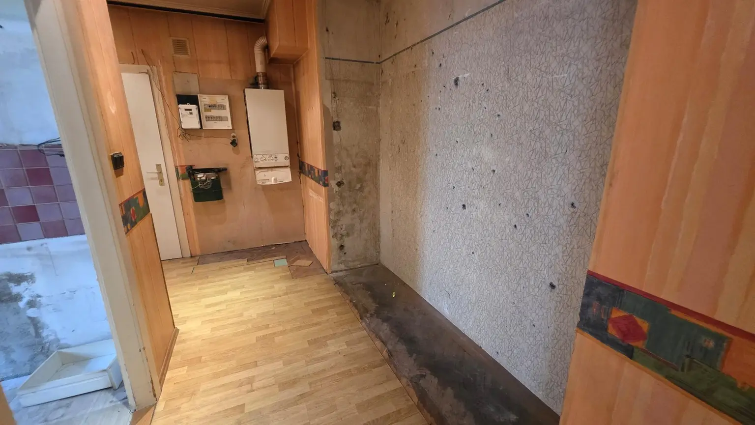 URBAN-LORITZ-PLATZ: Sanierungsbedürftige 3-Zimmer-Altbauwohnung mit Balkon