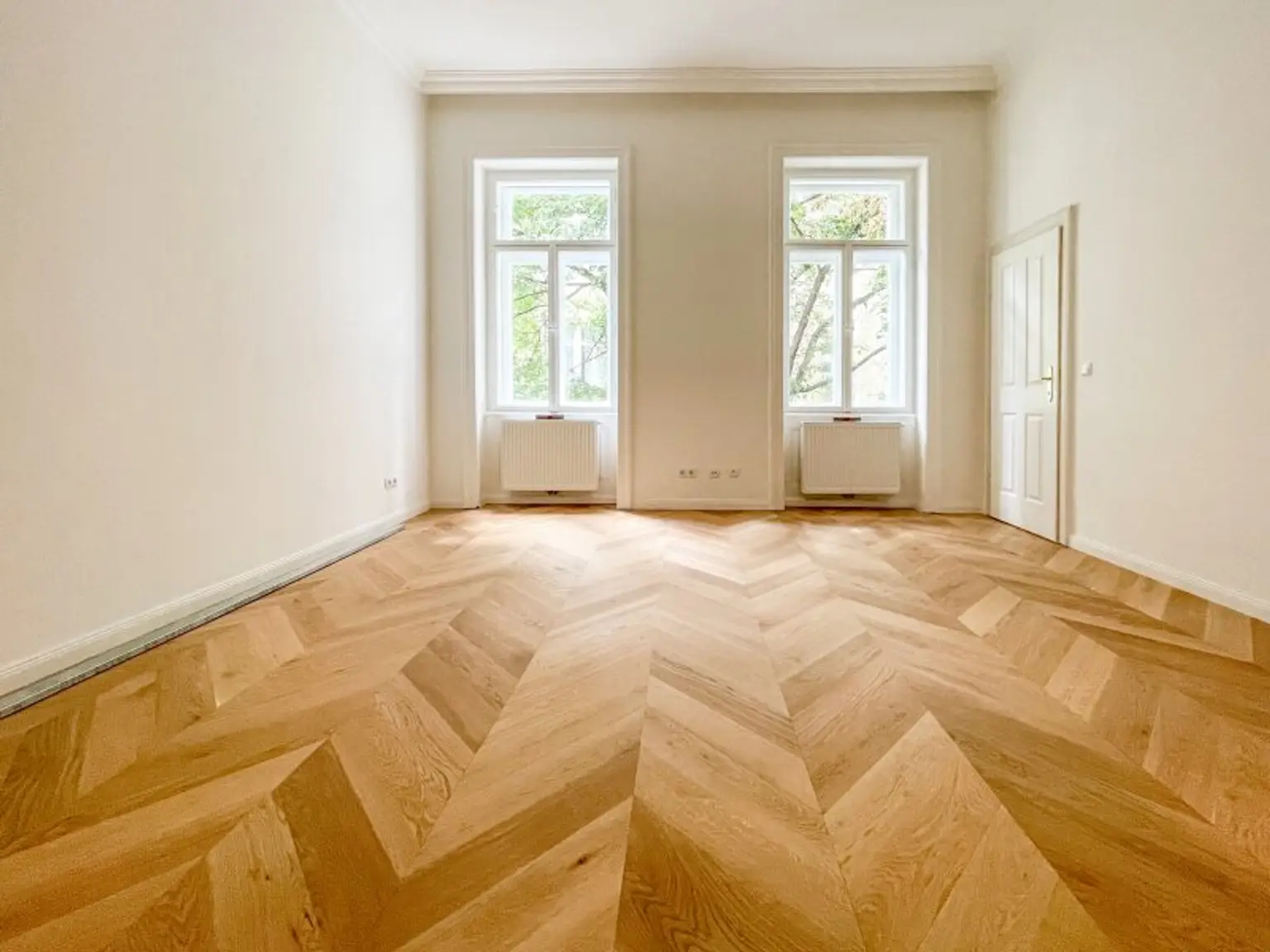 GENERALSANIERTE ALTBAUWOHNUNG: komplett hofseitige 2-Zimmerwohnung