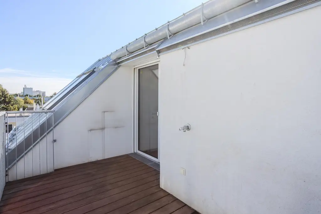 "Helles Dachgeschoss, Garage, Klima nähe U1"