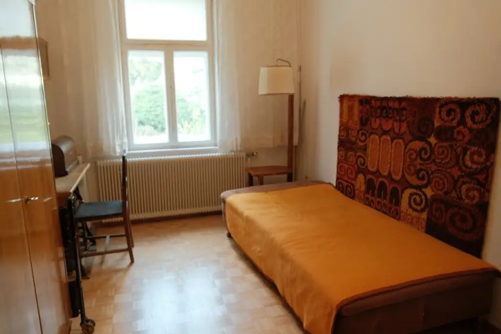 Zistersdorf: A5 - Nähe: großzügiges Wohnhaus ( 2 Wohneinheiten ) mit traumhaften Garten, Garage und Werkstatt