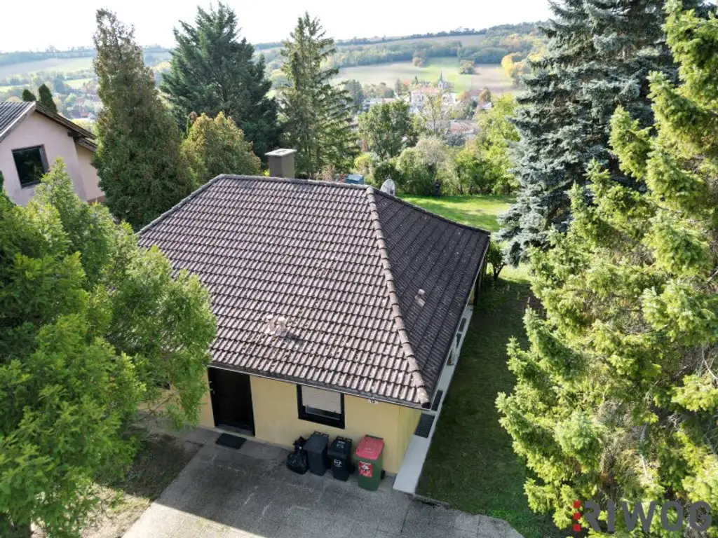 Sonniger Bungalow mit südseitigem Garten inkl. Fernsicht & Pool | neue Einbauküche | Klima | voll unterkellert