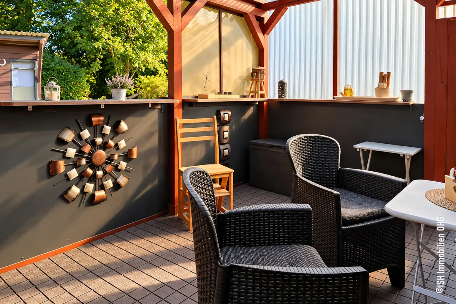 überdachte Terrasse hinterm Haus