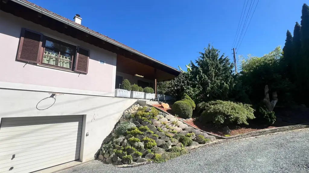 Geräumiges Einfamilienhaus, vollunterkellert, mit sehr schönem Garten!