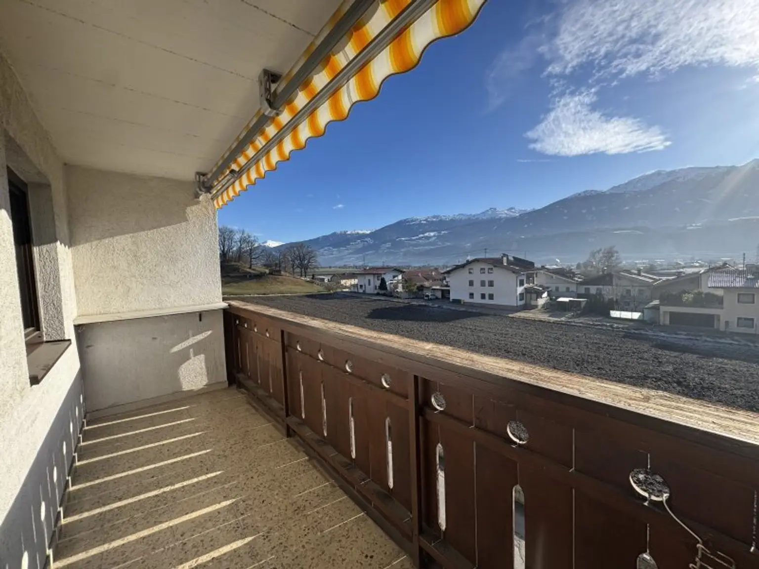 *geräumige 3 Zimmer Wohnung mit extra Küche, Balkon und Garage! Super schöne Aussicht inkludiert!