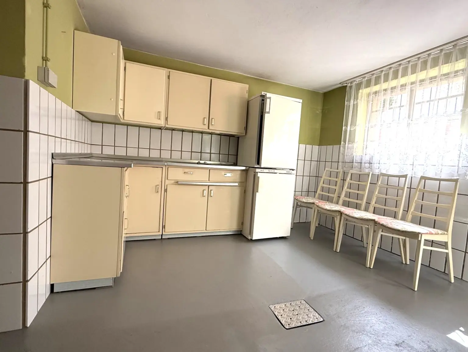 Waschküche im Keller mit Zugang zum Garten