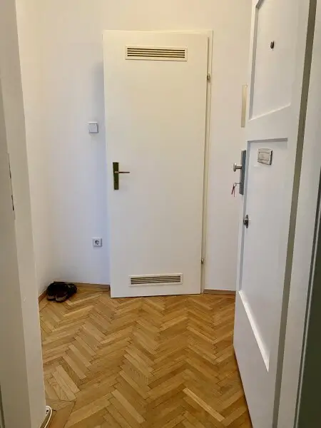 Wunderschöne 2 Zimmer Wohnung in ruhiger Seitenstraße zur Krottenbachstraße im 4. Liftstock