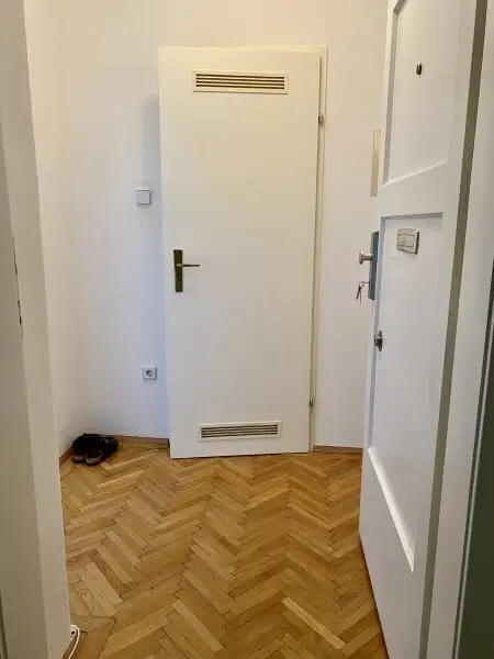Wunderschöne 2 Zimmer Wohnung in ruhiger Seitenstraße zur Krottenbachstraße im 4. Liftstock