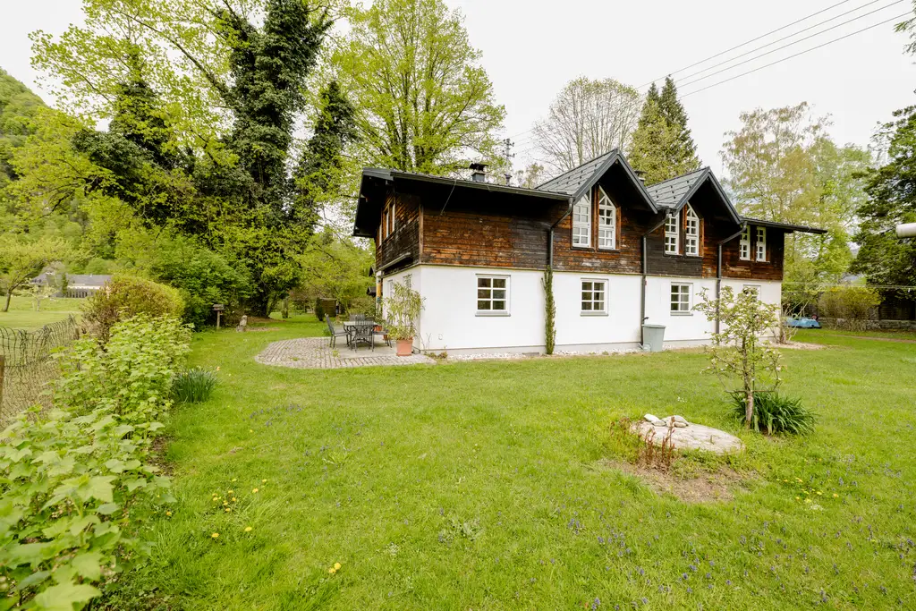 Ihr Zuhause am Mondsee – charmanter Altbau auf großzügigem Sonnengrundstück