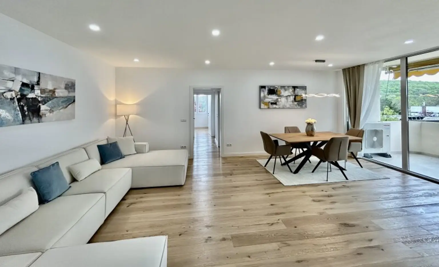 Hochwertige 4 Zimmer Wohnung - Pool, Wellnessbereich - 2 Garagenplätze - atemberaubender Ausblick