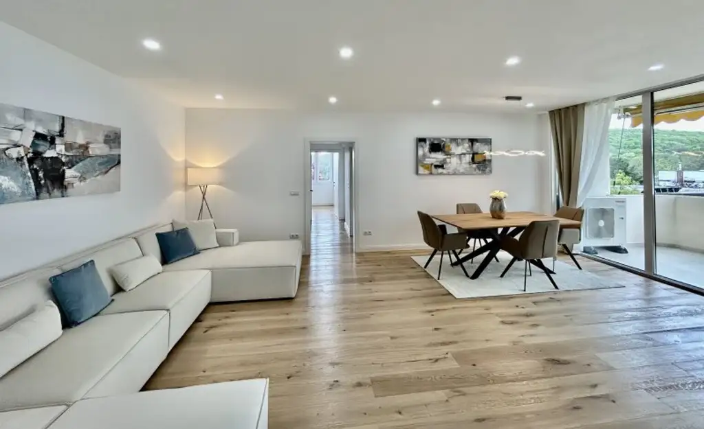 Hochwertige 4 Zimmer Wohnung - Pool, Wellnessbereich - 2 Garagenplätze - atemberaubender Ausblick