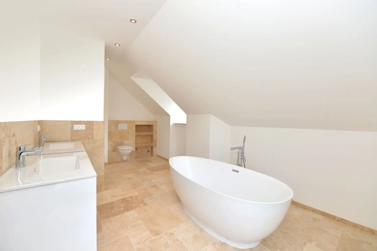 GROßZÜGIGE VILLA IN PURKERSDORF MIT 426 M², SAUNA, POOL, WINTERGARTEN & BESTER ANBINDUNG NACH WIEN