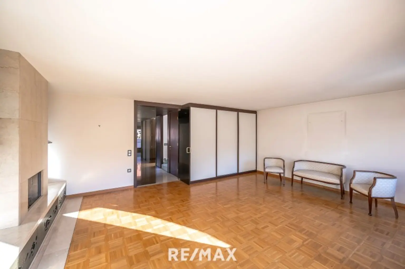 Großzügiges und sonniges Wohnzimmer