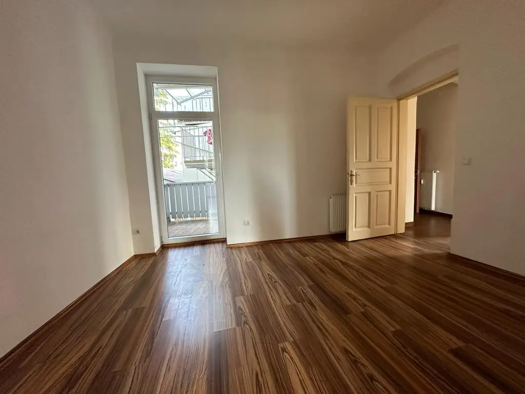 Altbauwohnung mit 4 Zimmer und Balkon